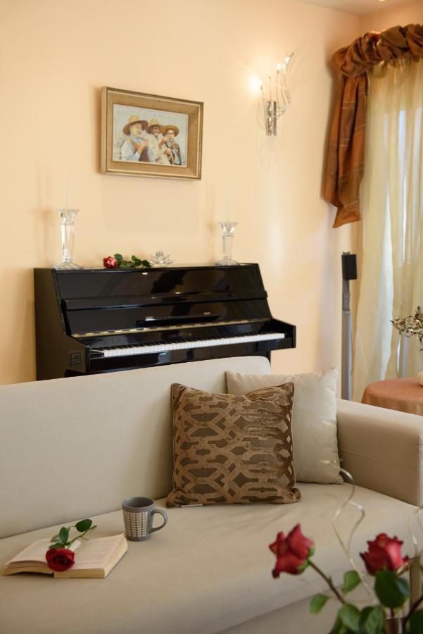 Villa Magic Perla กูเวีย ภายนอก รูปภาพ